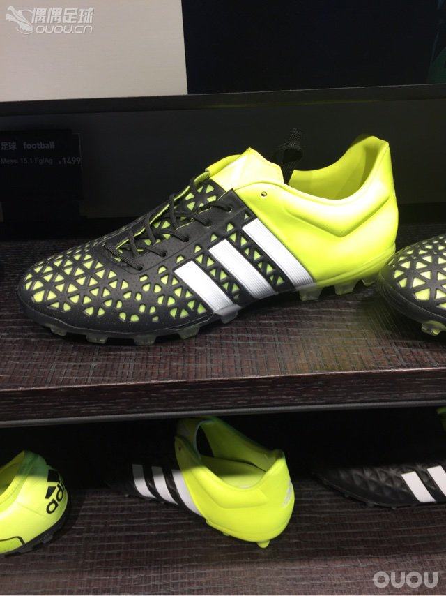 今天去城里,终于见到阿迪ACE和X的新款AG钉了!和我的红龙一样的钉,貌似没有改进!另有新款梅西!