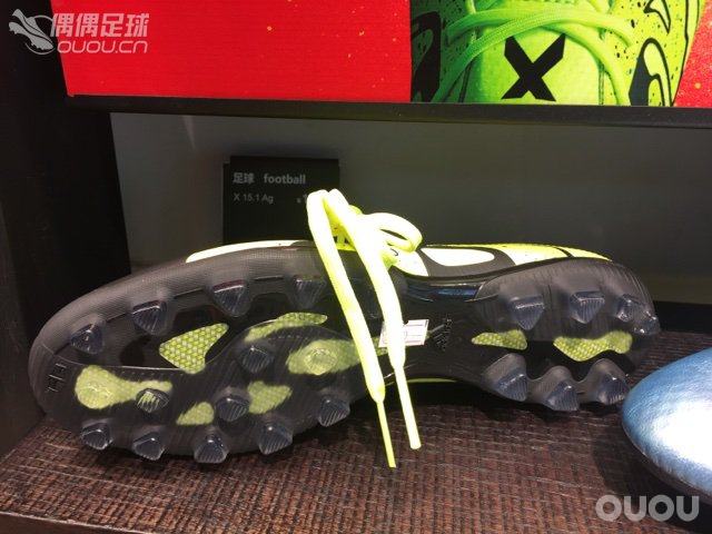 今天去城里,终于见到阿迪ACE和X的新款AG钉了!和我的红龙一样的钉,貌似没有改进!另有新款梅西!