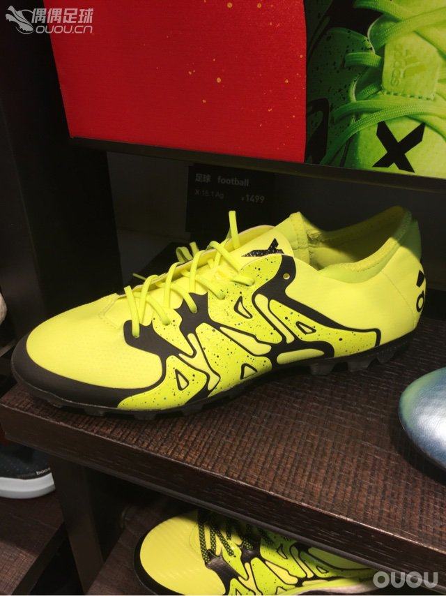 今天去城里,终于见到阿迪ACE和X的新款AG钉了!和我的红龙一样的钉,貌似没有改进!另有新款梅西!