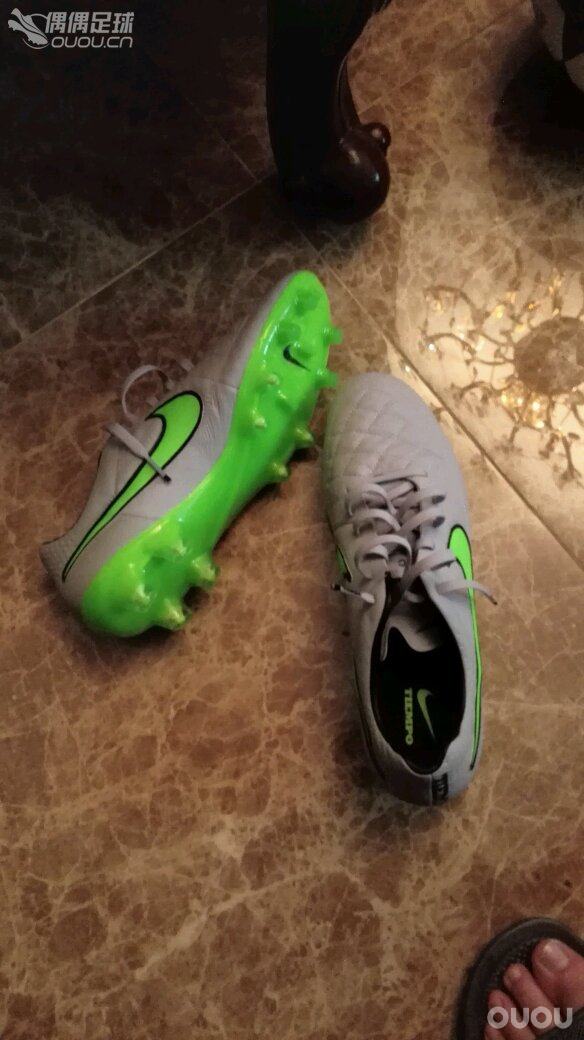 今天试了下这个鞋感觉还是挺舒服的,所以我觉得这个鞋比刺客是更加的适合我们东亚人的脚。