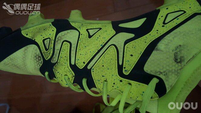 踢了几次人草,把鞋弄得好脏