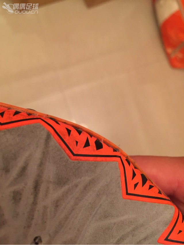 毒蜂2次顶高帮ag,下地7场,开胶成这样,请问各位大神,平时他们补鞋的摊能补吗?