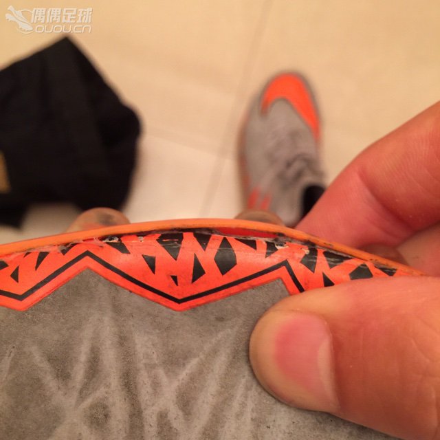 毒蜂2次顶高帮ag,下地7场,开胶成这样,请问各位大神,平时他们补鞋的摊能补吗?