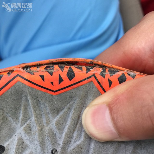 毒蜂2次顶高帮ag,下地7场,开胶成这样,请问各位大神,平时他们补鞋的摊能补吗?