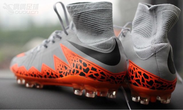 毒蜂2次顶高帮ag,下地7场,开胶成这样,请问各位大神,平时他们补鞋的摊能补吗?