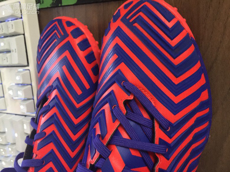 新人小白第一次够球鞋,忘大神帮忙鉴定下,多谢多谢多谢。