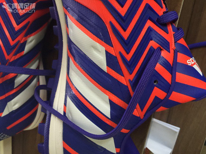 新人小白第一次够球鞋,忘大神帮忙鉴定下,多谢多谢多谢。