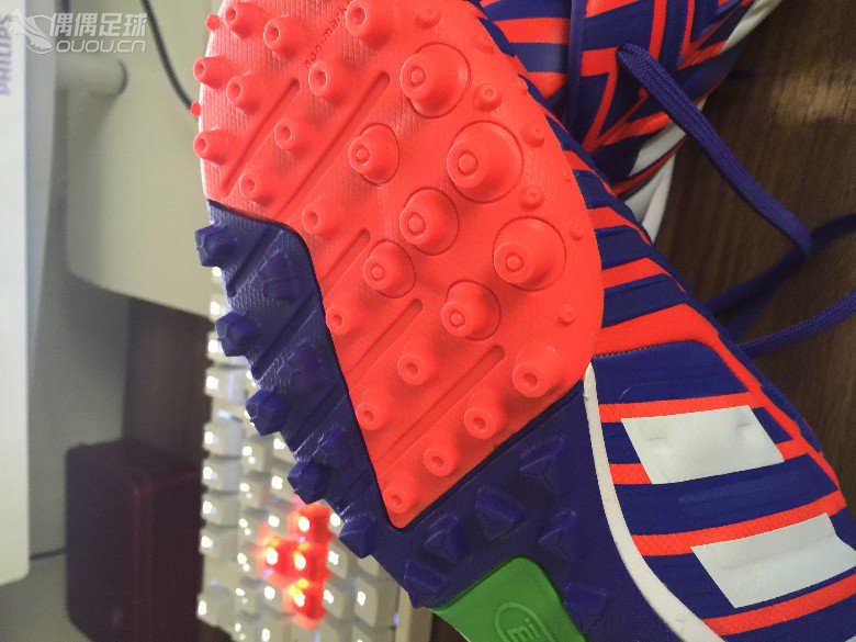 新人小白第一次够球鞋,忘大神帮忙鉴定下,多谢多谢多谢。