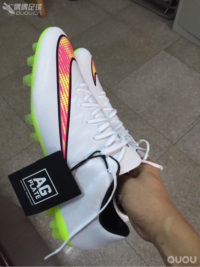 刺客10AG顶级测评:紧凑,贴合感强,新鞋还穿不了厚袜子,薄袜子踢人工草磨破脚了,俩水泡。