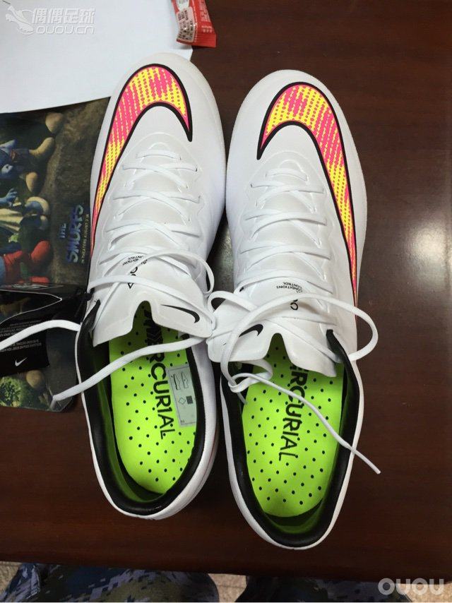 刺客10AG顶级到货。我脚弓肥,但一直穿刺客,踢任意球感觉很少,之前的FG刺客8进过俩电梯。