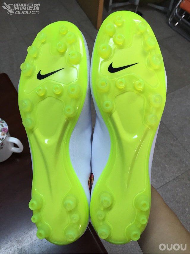 刺客10AG顶级到货。我脚弓肥,但一直穿刺客,踢任意球感觉很少,之前的FG刺客8进过俩电梯。