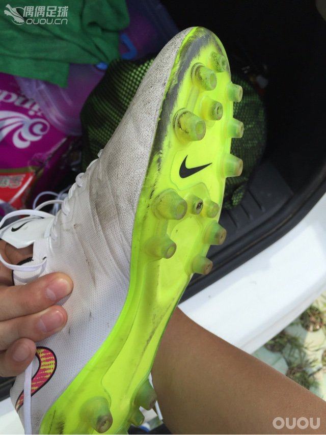 刺客10AG顶级测评:紧凑,贴合感强,新鞋还穿不了厚袜子,薄袜子踢人工草磨破脚了,俩水泡。