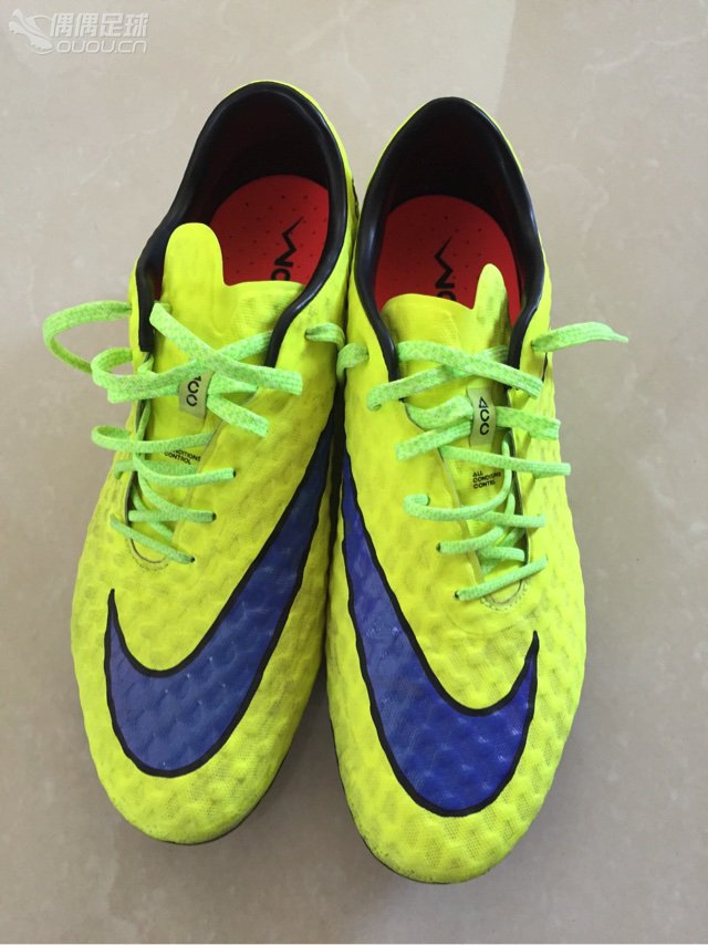 今天毒蜂顶级AG第一次下地,感觉鞋垫缓震不足,对我这种瘦脚包裹感不是很强