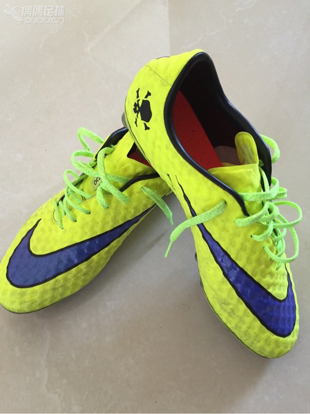 今天毒蜂顶级AG第一次下地,感觉鞋垫缓震不足,对我这种瘦脚包裹感不是很强