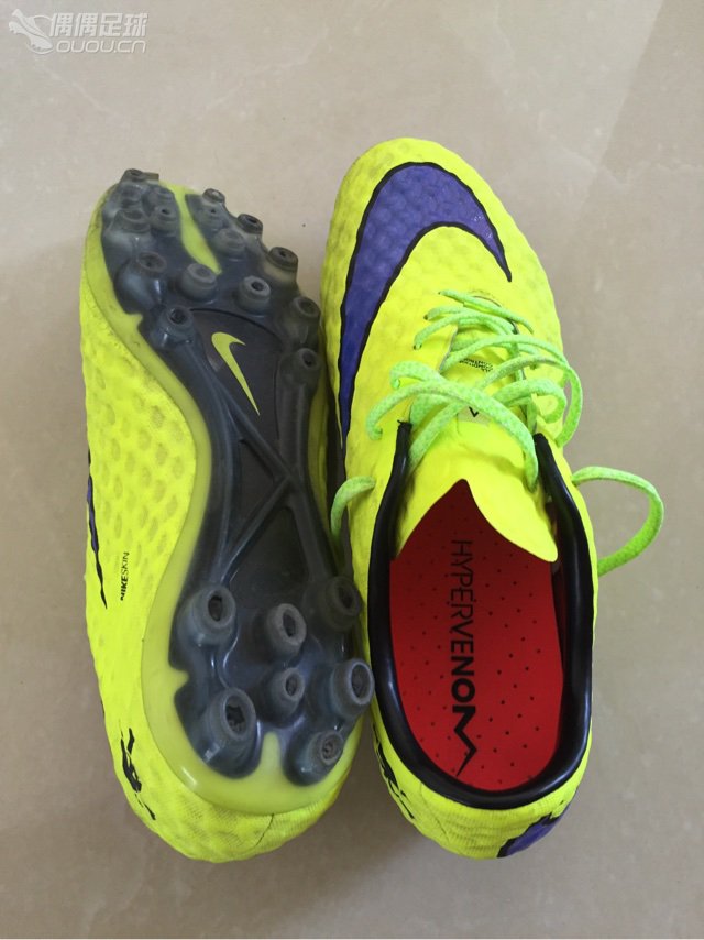 今天毒蜂顶级AG第一次下地,感觉鞋垫缓震不足,对我这种瘦脚包裹感不是很强