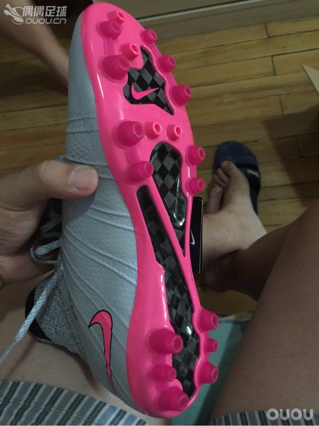 刚入手的新战靴这次找对码数了,之前一直想要闪银但是忍了