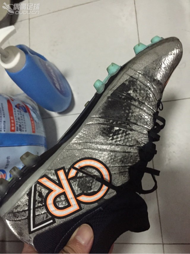 银色SF4,征集比惨,下地第二场的时候开胶,现在下地五场,已经看不出是什么鬼玩意了!