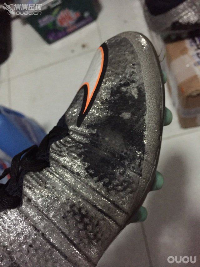 银色SF4,征集比惨,下地第二场的时候开胶,现在下地五场,已经看不出是什么鬼玩意了!