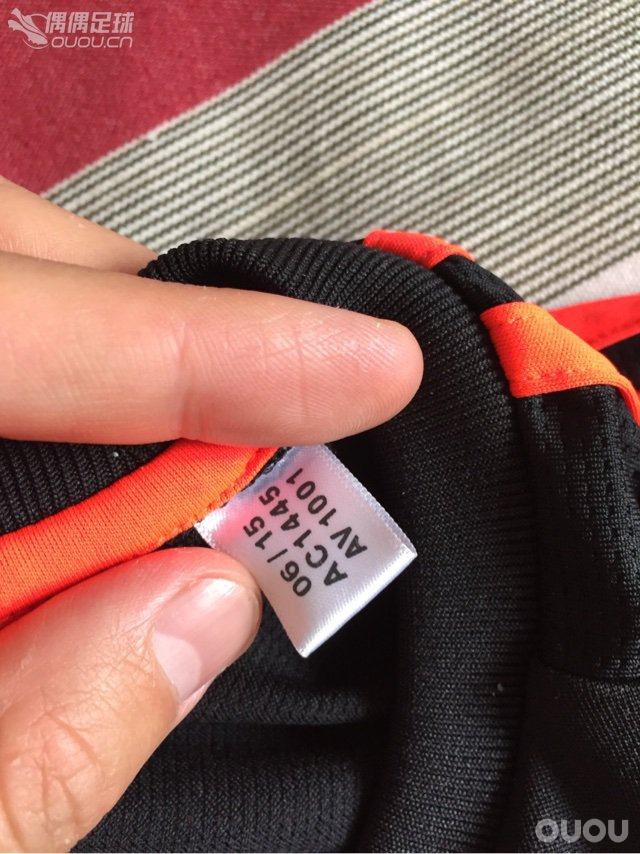 各位高手,求鉴定真伪,曼联下赛季的第三队服,购于淘宝大力哥足球装备,贴吧football 大力哥.