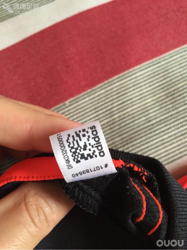 各位高手,求鉴定真伪,曼联下赛季的第三队服,购于淘宝大力哥足球装备,贴吧football 大力哥.