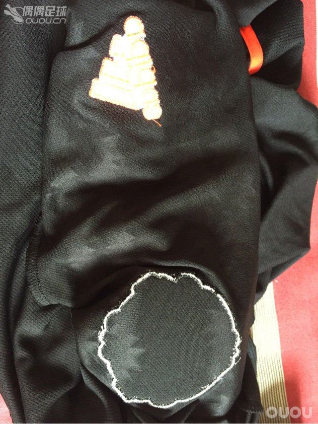 各位高手,求鉴定真伪,曼联下赛季的第三队服,购于淘宝大力哥足球装备,贴吧football 大力哥.