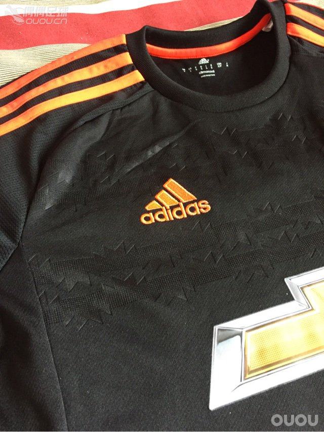 各位高手,求鉴定真伪,曼联下赛季的第三队服,购于淘宝大力哥足球装备,贴吧football 大力哥.