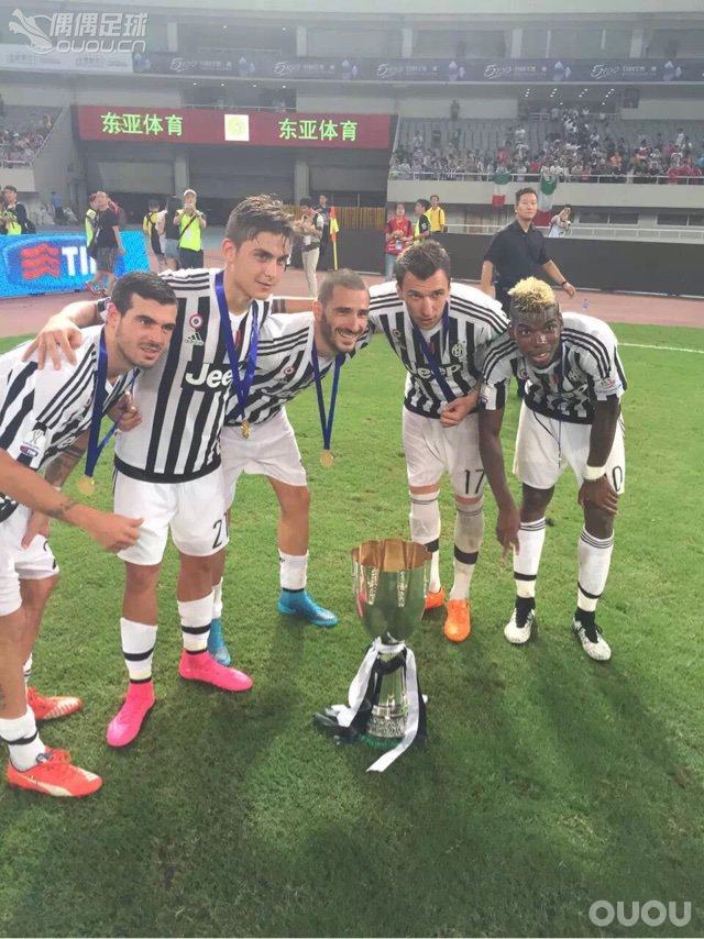 尤文赢得超级杯。猜猜博格巴的脚多大?