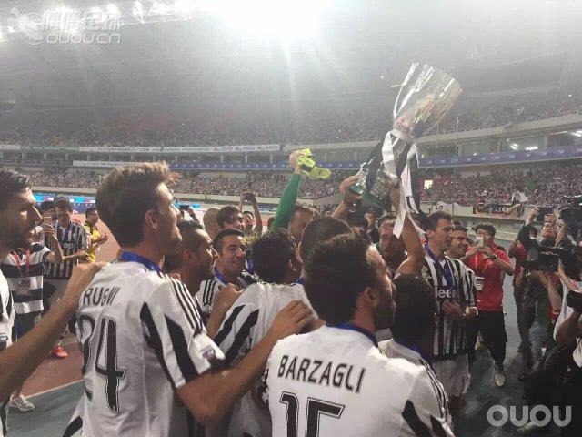 尤文赢得超级杯。猜猜博格巴的脚多大?