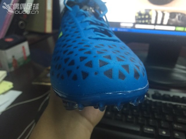 刚到手的ace 15.1日光蓝配色,有些疑问请教各位。
1.开箱后拿到鞋感觉蓝色有点暗,不如图片上明亮。2.