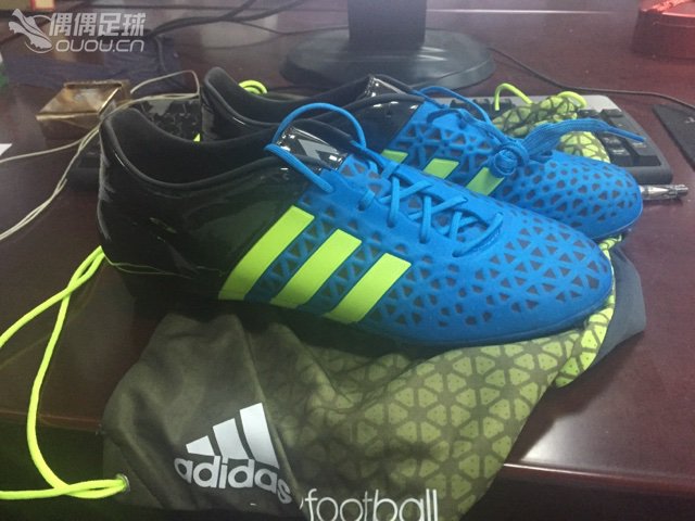 刚到手的ace 15.1日光蓝配色,有些疑问请教各位。
1.开箱后拿到鞋感觉蓝色有点暗,不如图片上明亮。2.