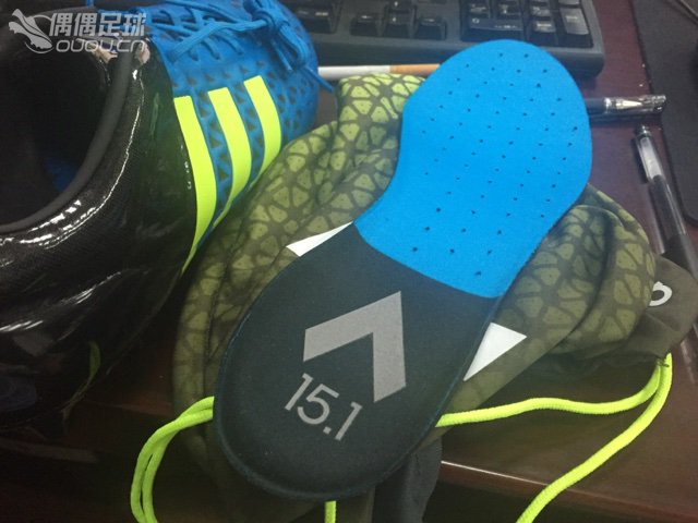 刚到手的ace 15.1日光蓝配色,有些疑问请教各位。
1.开箱后拿到鞋感觉蓝色有点暗,不如图片上明亮。2.