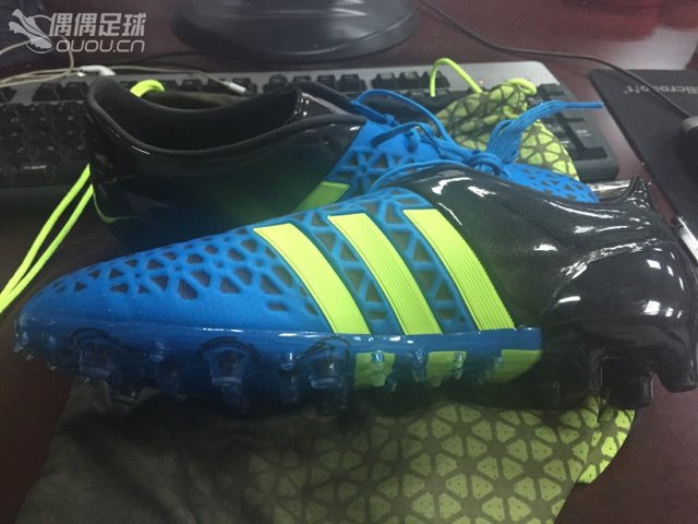 刚到手的ace 15.1日光蓝配色,有些疑问请教各位。
1.开箱后拿到鞋感觉蓝色有点暗,不如图片上明亮。2.