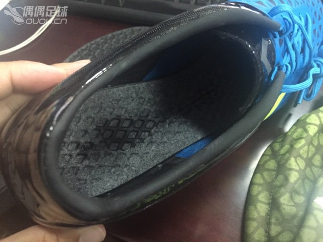 刚到手的ace 15.1日光蓝配色,有些疑问请教各位。
1.开箱后拿到鞋感觉蓝色有点暗,不如图片上明亮。2.