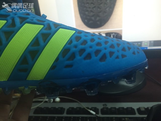 刚到手的ace 15.1日光蓝配色,有些疑问请教各位。
1.开箱后拿到鞋感觉蓝色有点暗,不如图片上明亮。2.