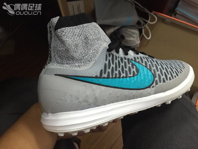 历时一个月的等待,这双银色风暴系列鬼牌顶级tf终于到了,真是等的心力交瘁啊