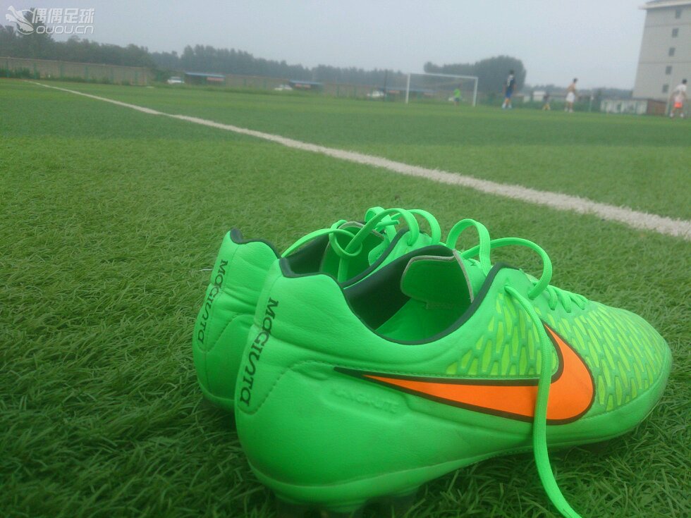 次顶鬼牌ag,请教一下大家,这款鞋边感觉特别容易开胶,才穿了两次