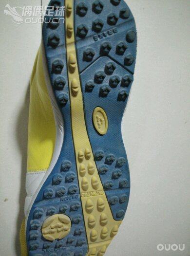 本人年过30 从小踢球 鞋子从大博文到nick中端也换了不少今年开始膝盖痛 岁月不饶人啊