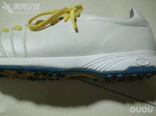本人年过30 从小踢球 鞋子从大博文到nick中端也换了不少今年开始膝盖痛 岁月不饶人啊
