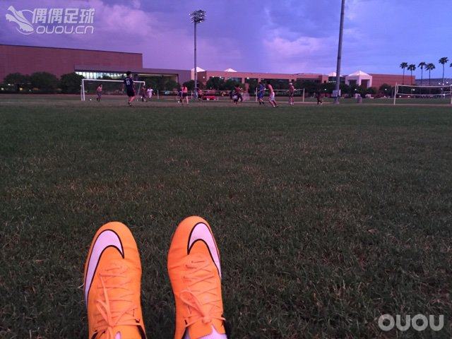 最近老是下雨 学校草软又滑 想换SG试试