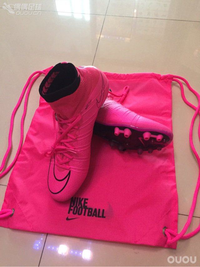 最近买的刺客SF雷暴粉到了,在家试了试感觉很不错,颜色也确实比图片看来还要烧气,准备周末下场。