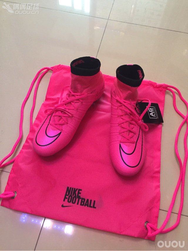 最近买的刺客SF雷暴粉到了,在家试了试感觉很不错,颜色也确实比图片看来还要烧气,准备周末下场。