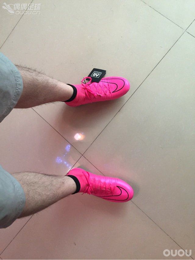 最近买的刺客SF雷暴粉到了,在家试了试感觉很不错,颜色也确实比图片看来还要烧气,准备周末下场。