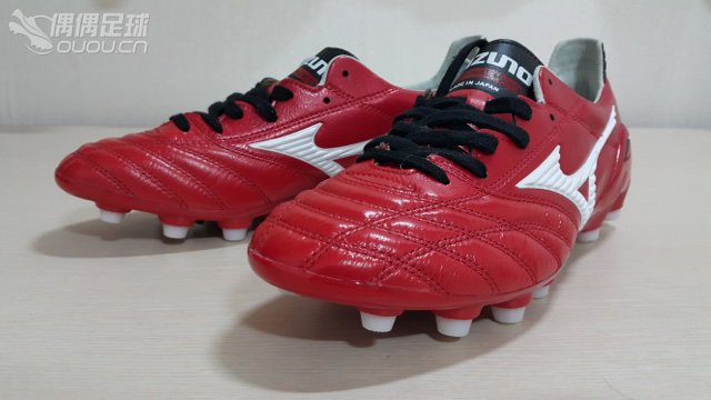 毒蜂 NEO Messi 简单说下上脚感受楼主属于实战派,喜欢袋鼠皮的球鞋