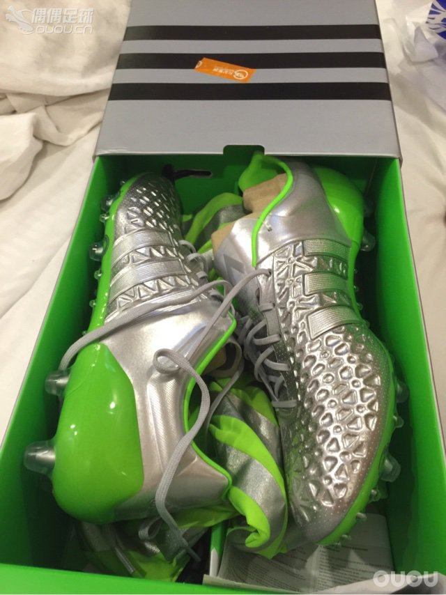 刚买的第三双战靴,还好去的早