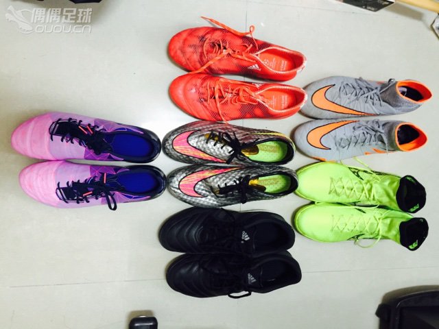 本人高中生,第一次发帖,暨入坑puma
第一双正版足球鞋(记住是正版,之前不小心买到盗版)