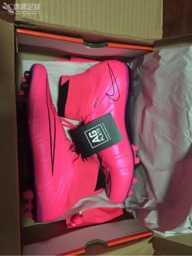 今天刚入手一双骚粉色sf4,就才听说有断底的风险………这个是人品还是质量问题啊,好紧张啊。