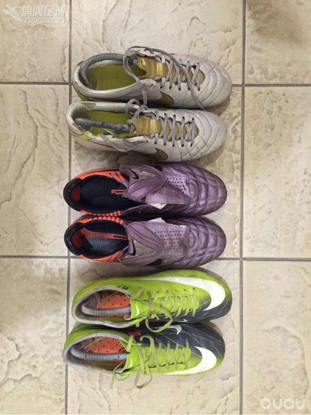 我也来晒晒球鞋吧,还有很多断钉的,鞋底分崩离析的就不拍了吧。