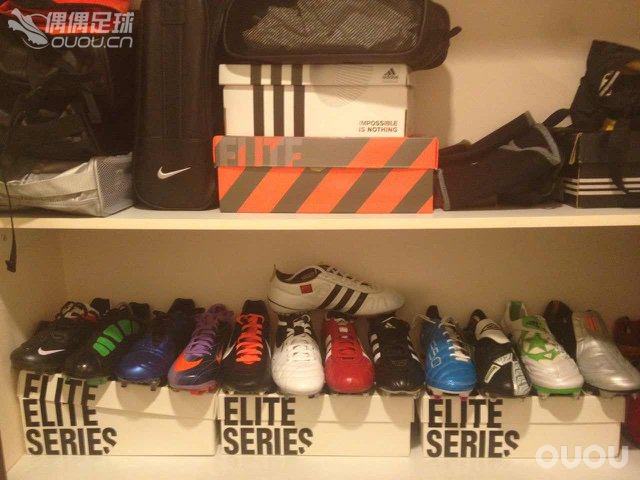 我也来晒晒球鞋吧,还有很多断钉的,鞋底分崩离析的就不拍了吧。