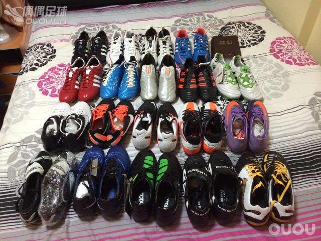 我也来晒晒球鞋吧,还有很多断钉的,鞋底分崩离析的就不拍了吧。