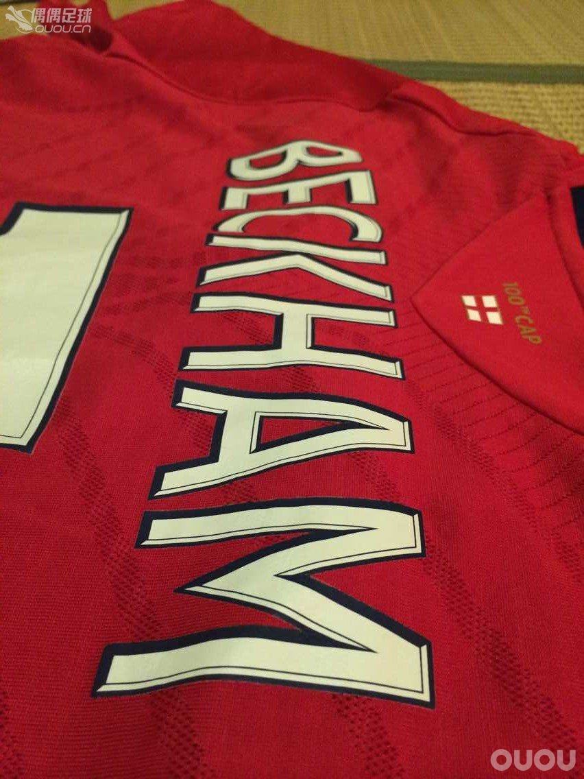 近日收了件小贝的英格兰百场,各位大神帮我看看,正品与否?